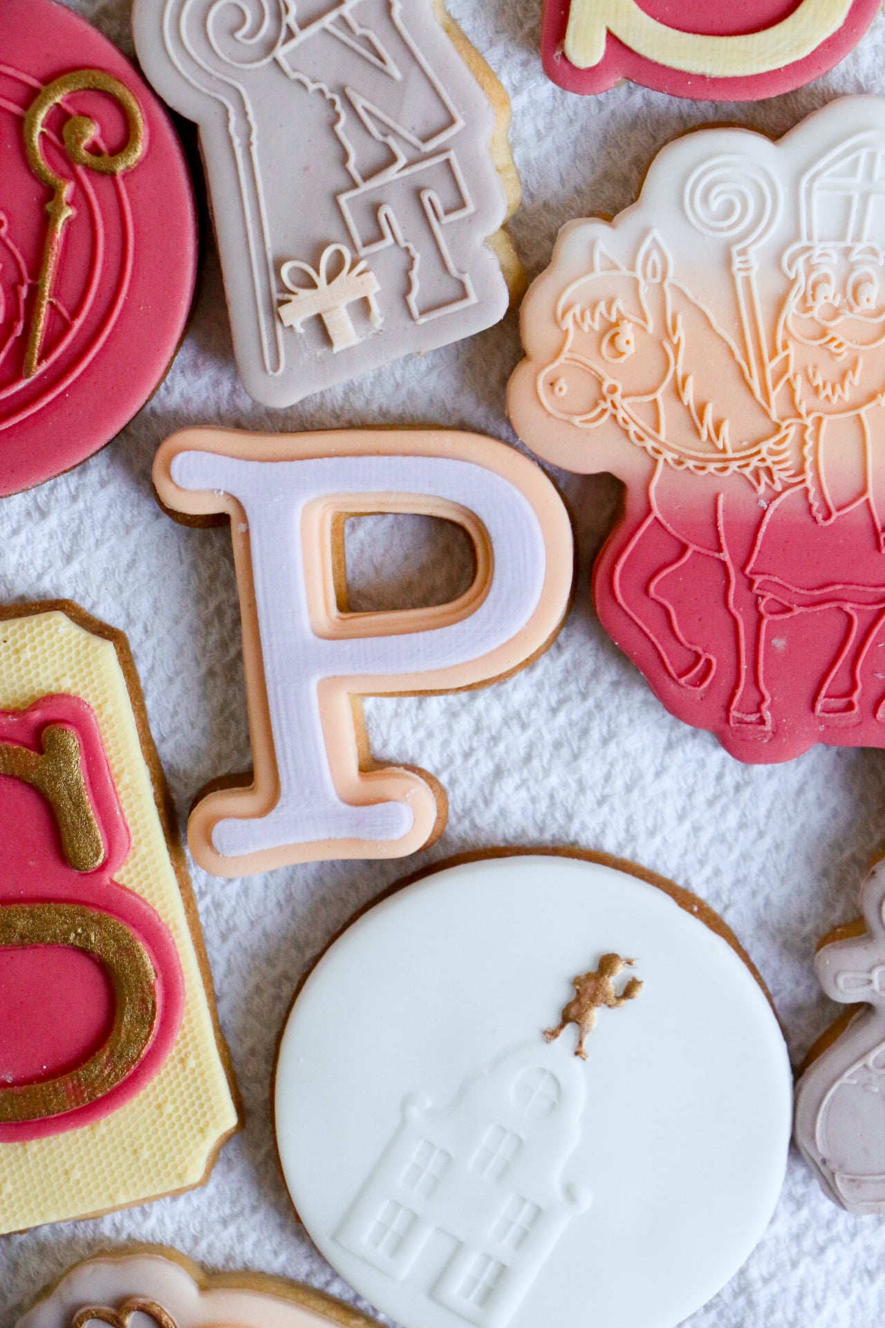 Sint op zijn paardje / Saint-Nicolas sur son cheval + cookie cutter