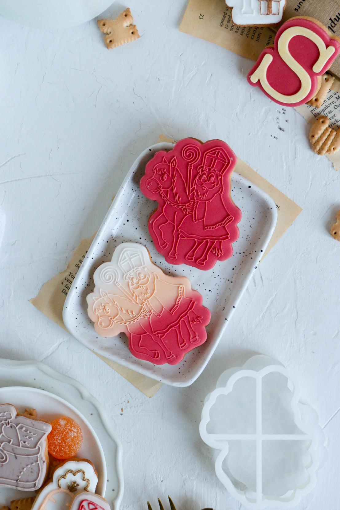 Sint op zijn paardje / Saint-Nicolas sur son cheval + cookie cutter