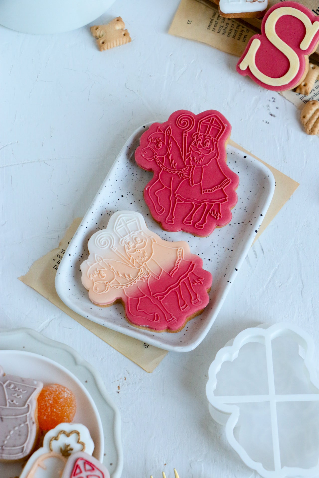 Sint op zijn paardje / Saint-Nicolas sur son cheval + cookie cutter